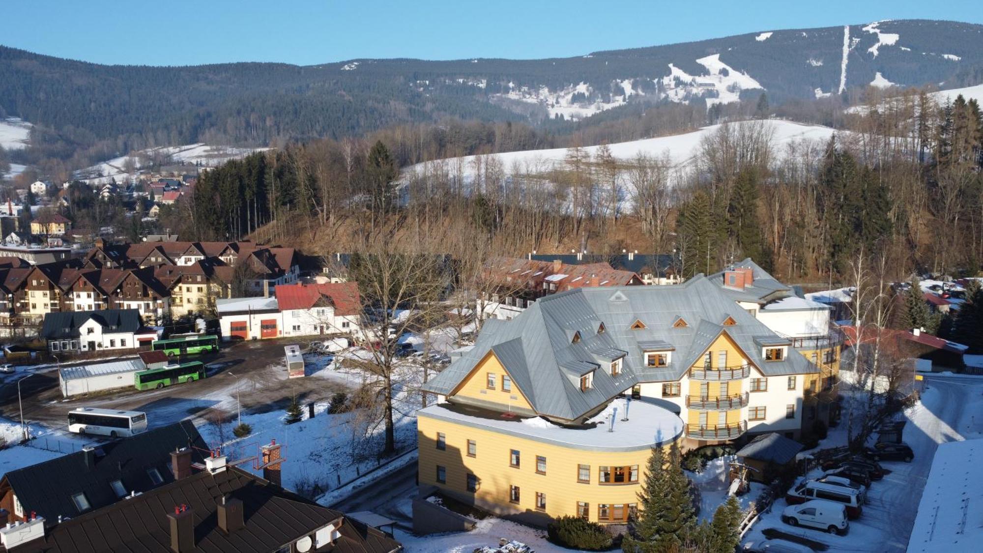 Apartmany Rokytka U Sjezdovky โรกีนีซ นัด ยีเซอโร ภายนอก รูปภาพ